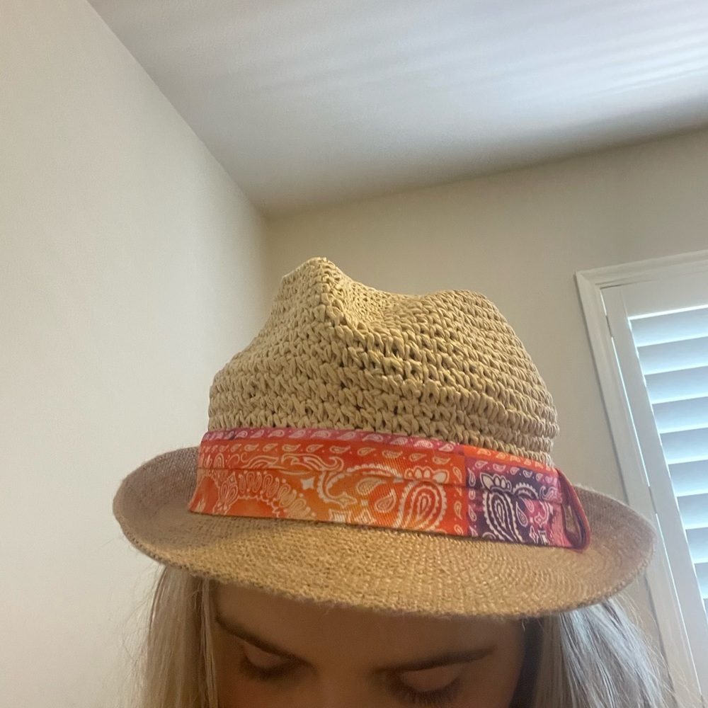 Steve Madden Boho paper yarn fedora hat. Paisley orange and pink pattern rap.